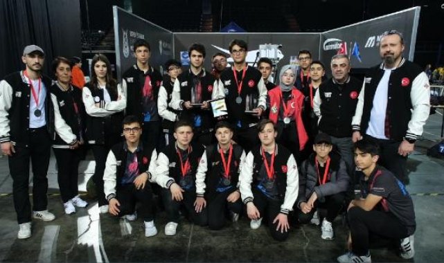 Demirören Medya Lisesi öğrencilerinden robotik yarışmada büyük başarı