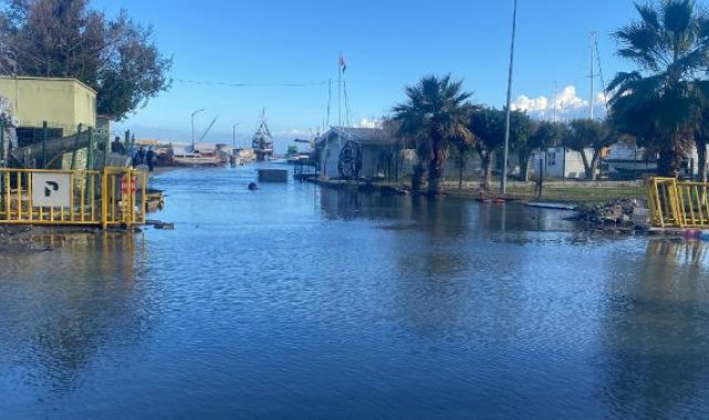 Deniz seviyesinin yükseldiği İskenderun'da balıkçı barınağı su altında
