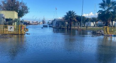 Deniz seviyesinin yükseldiği İskenderun'da balıkçı barınağı su altında