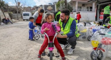 Denizcilerden depremzede çocuklara oyuncak