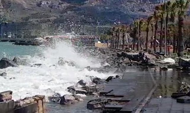 Denizin taştığı İskenderun sahil kesiminde, su tahliye ediliyor