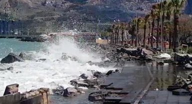 Denizin taştığı İskenderun sahil kesiminde, su tahliye ediliyor