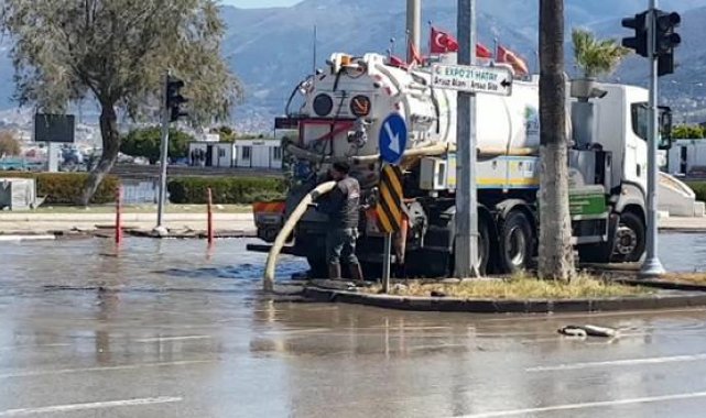 Denizin taştığı İskenderun sahil kesiminde, su tahliye işlemi sürüyor