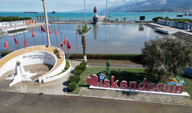Denizin taştığı İskenderun'da son durum havadan görüntülendi