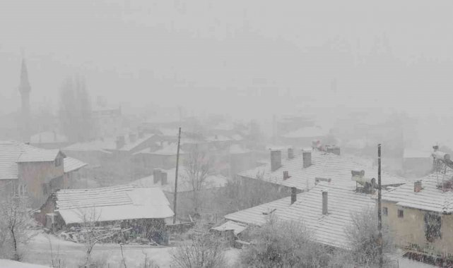 Denizli, Mart ayının ortasında yağan karla beyaza büründü