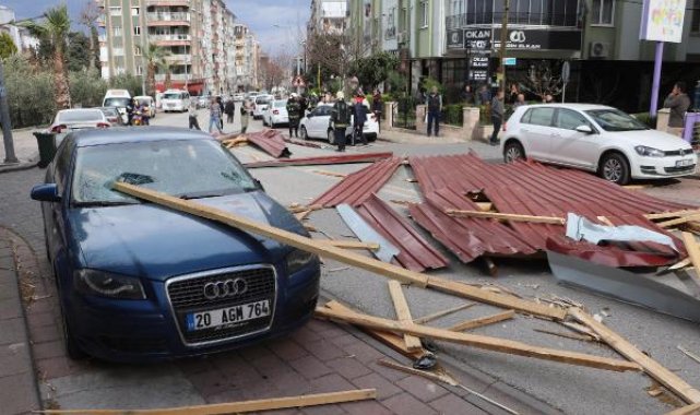 Denizli'de çatı uçtu, 6 otomobil hasar gördü; o anlar kamerada