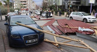 Denizli'de çatı uçtu, 6 otomobil hasar gördü; o anlar kamerada