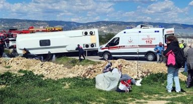 Denizli'de tur midibüsü ile otomobil çarpıştı: 1 ölü, 22'si turist 24 yaralı