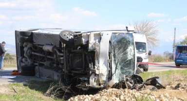 Denizli'de tur midibüsü ile otomobil çarpıştı: 2 ölü, 22'si turist 23 yaralı