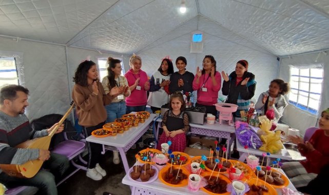 Denizlili öğretmenler, Emine ve Elisa için çadırda doğum günü kutlaması yaptı