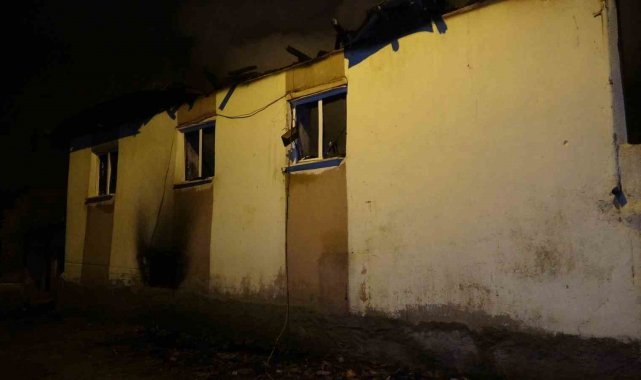 Depoda başlayan yangın evi küle çevirdi