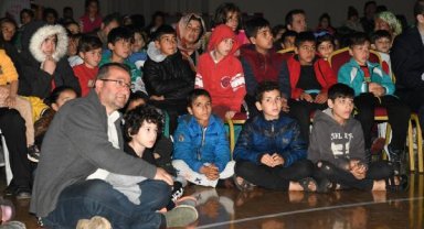 Deprem bölgesi Osmaniye'de çocuklara 'Kral Şakir' morali
