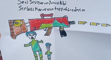 Deprem bölgesinde öğrencilerden askerleri duygulandıran resim ve mektuplar