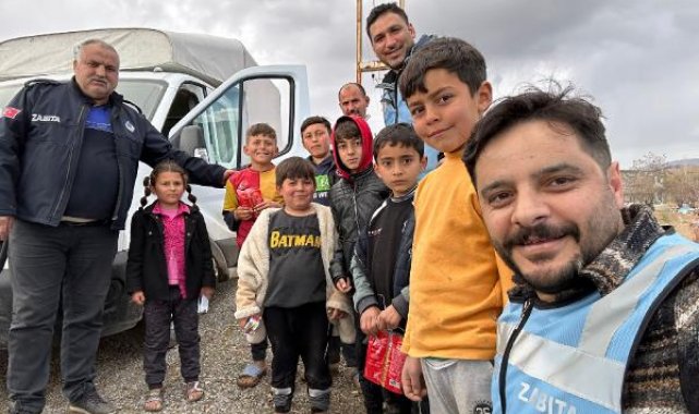 Deprem bölgesindeki çocuklara oyuncak, çikolata ve şekerleme dağıtıldı