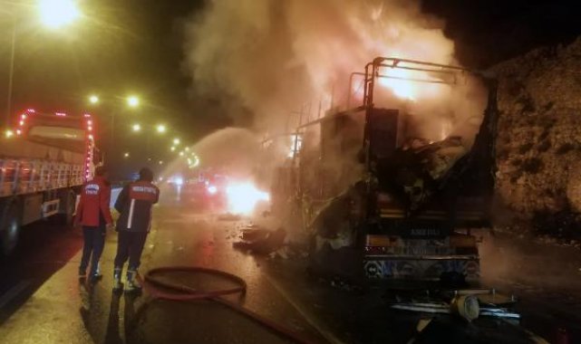 Deprem bölgesinden ev eşyası taşınan TIR yandı
