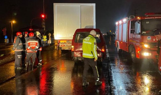 Deprem bölgesine konteyner taşıyan TIR'a minibüs çarptı: 1 ölü, 2 yaralı