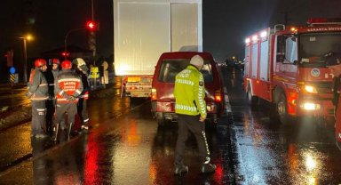 Deprem bölgesine konteyner taşıyan TIR'a minibüs çarptı: 1 ölü, 2 yaralı