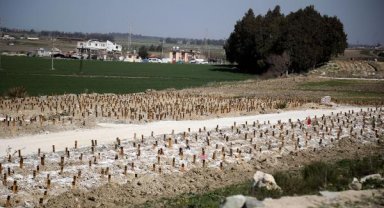 Deprem mezarlarına Türk bayrağı asıp, mezar taşlarını yaptırdılar