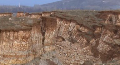 Deprem nedeniyle arazide dev yarıklar oluştu