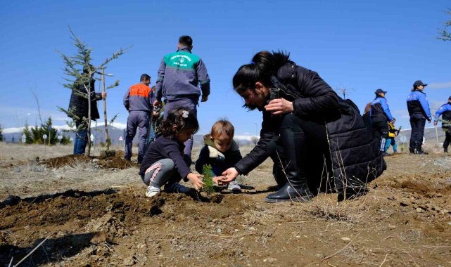 Deprem şehitleri anısına fidanlar toprakla buluştu