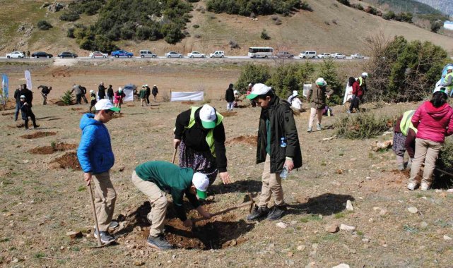 Deprem şehitleri için Eğirdir'de 500 adet ardıç fidanı dikildi