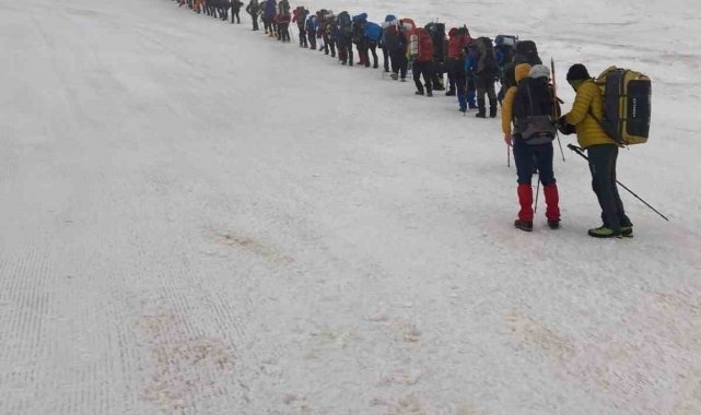 Deprem şehitlerini zirvede andılar
