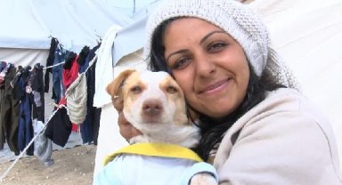 Deprem sırasında köpeği uyandırdı, çocuklarıyla ağır hasarlı evinden çıktı 