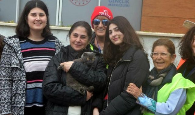 Deprem sonrası kaybettikleri kedileri 'Tarçın'a 29'uncu günde kavuştular