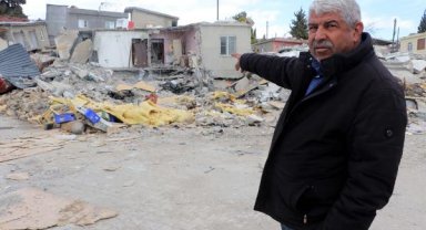 Depremde 1'inci katı çöken evden eşiyle çıktı, 'Mucizeydi' dedi