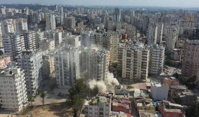 Depremde ağır hasar gören 14 katlı apartman kontrollü olarak yıkıldı
