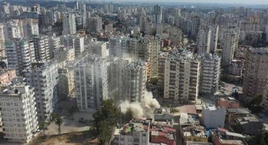 Depremde ağır hasar gören 14 katlı apartman kontrollü olarak yıkıldı