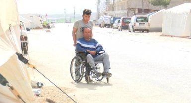 Depremde engelli babasını sırtlayıp binadan çıkardı