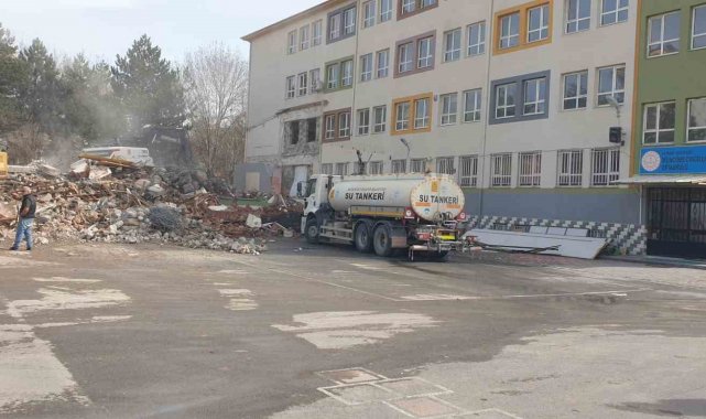 Depremde hasar alan okul, büyükşehir tarafından yıkılıyor