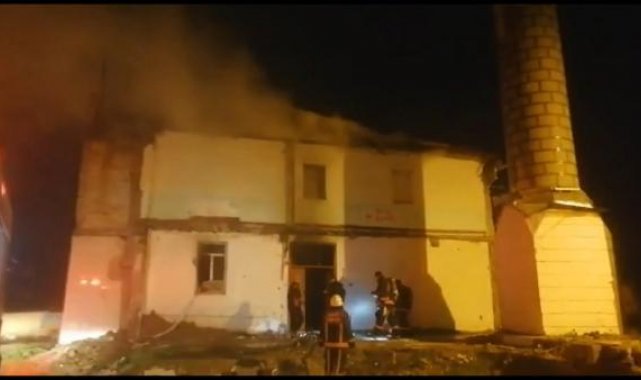 Depremde hasar aldığı için ibadete kapatılan tarihi cami yandı
