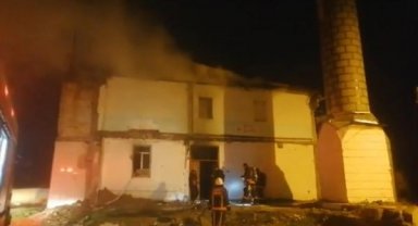 Depremde hasar aldığı için ibadete kapatılan tarihi cami yandı