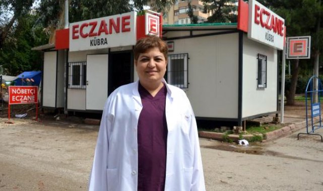 Depremde hasar gören binadaki eczanesini konteynere taşıdı