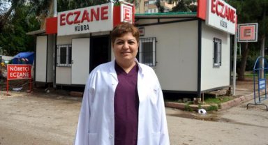 Depremde hasar gören binadaki eczanesini konteynere taşıdı 