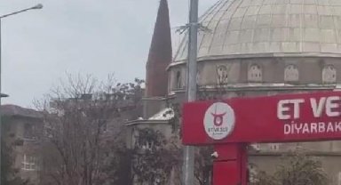 Depremde hasar gören minare kontrollü yıkıldı