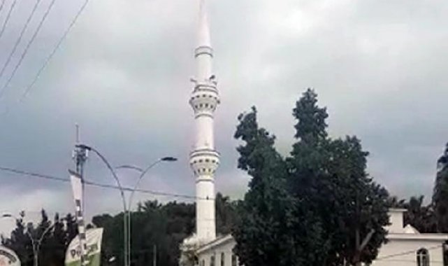 Depremde hasar gören minarenin yıkımı gerçekleştirildi
