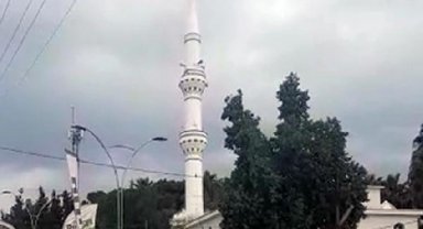 Depremde hasar gören minarenin yıkımı gerçekleştirildi