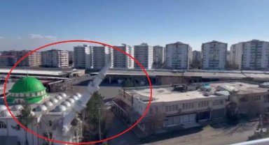 Depremde hasar gören minarenin yıkımı gerçekleştirildi