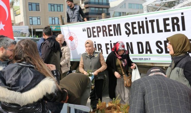 Depremde hayatını kaybedenler için fidan dağıtıldı