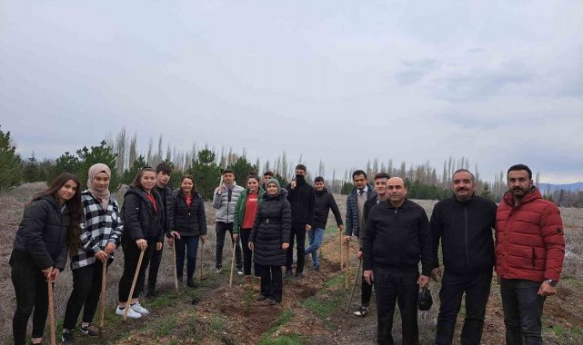 Depremde hayatını kaybedenler için fidan diktiler