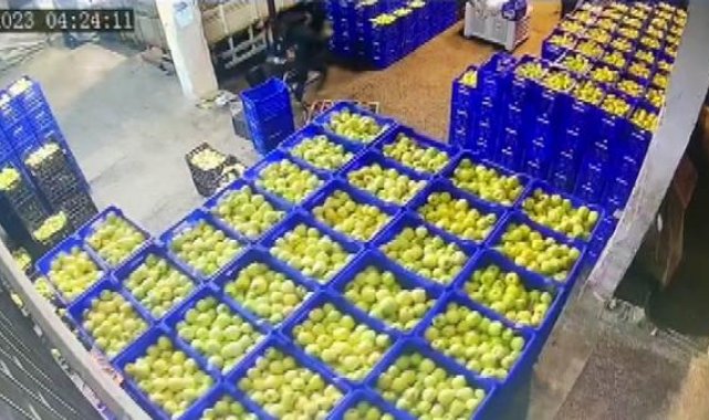 Depremde kasaların altında kalmaktan son anda kurtuldu