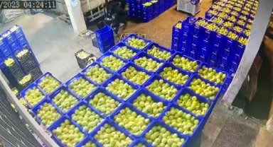 Depremde kasaların altında kalmaktan son anda kurtuldu