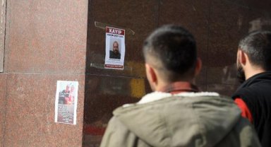 Depremde kaybolan yakınlarını ilanla arıyorlar