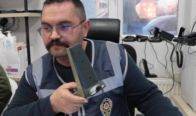 Depremde koordinasyonu sağlamak için masanın altında göreve devam ettiler - Yeniden