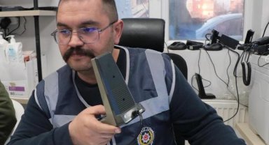 Depremde koordinasyonu sağlamak için masanın altında göreve devam ettiler