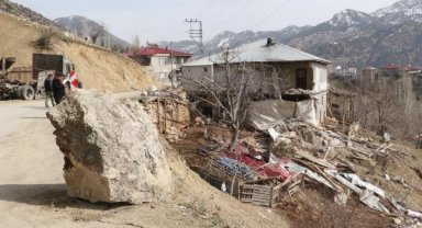 Depremde mahalleye kaya parçası düştü; ev ve otomobil hasar gördü, 70 küçükbaş öldü