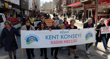 Depremde ölen kadınlar için 'sessiz' 8 Mart yürüyüşü